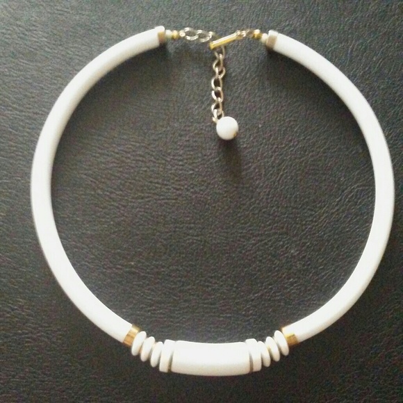 Vintage White plastica chocker - Picture 1 of 4